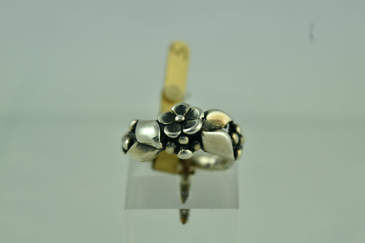Tiny Flower Ring